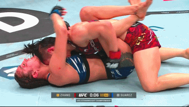 好痛?张伟丽不断肘击苏亚雷斯，后者被打出鲜血面部挂彩