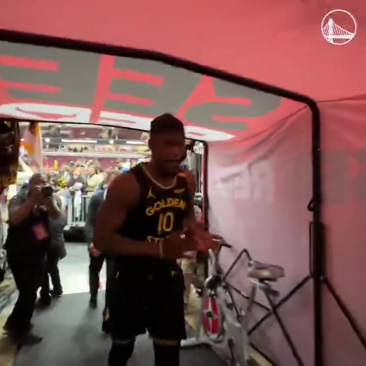 气氛融洽?勇士球员赛后返回更衣室 巴特勒一路小跑搂住希尔德