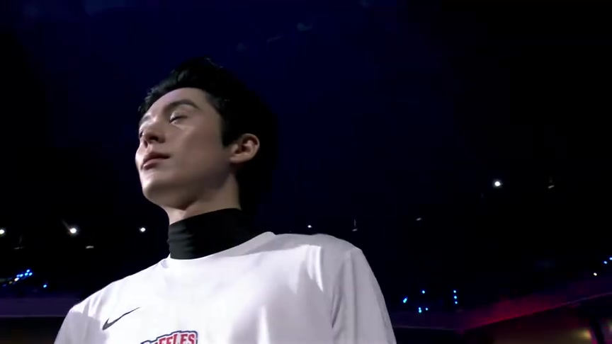 NBA名人赛?王鹤棣赛前出场 秀出戴皇冠动作致敬偶像詹姆斯