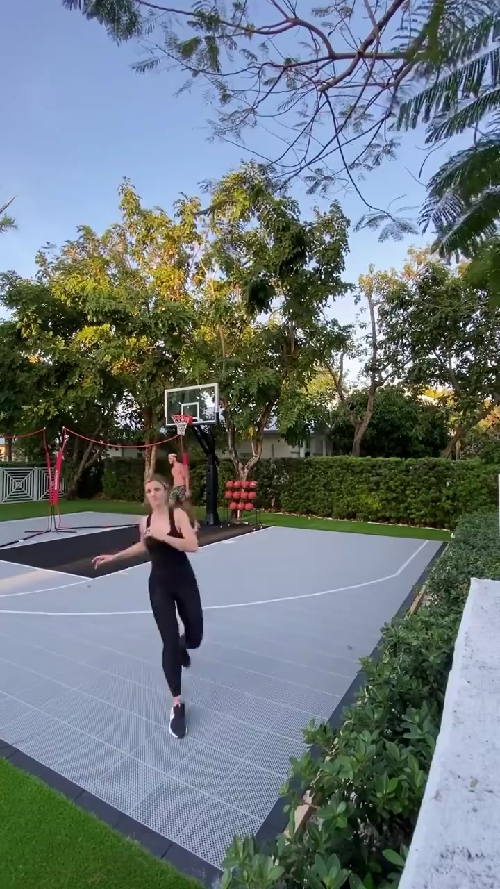 白卡退役！?最让虾酱怀念的还是他妻子：肤白貌美?明艳动人