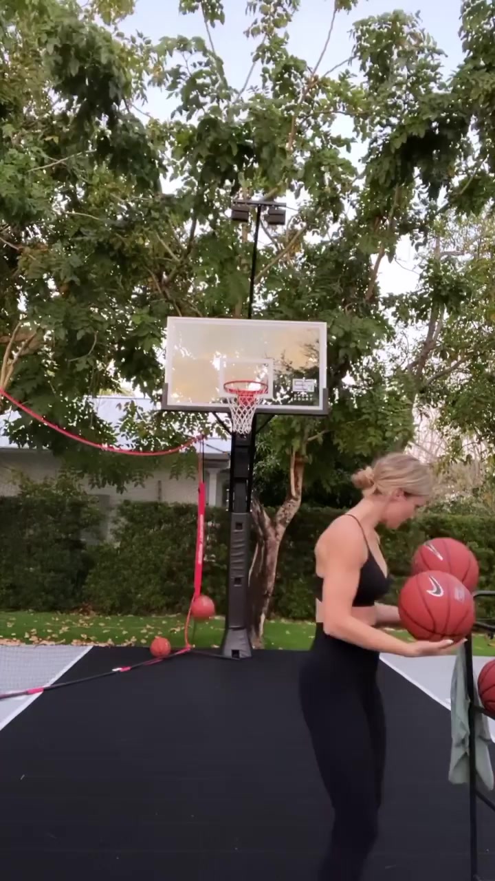 白卡退役！?最让虾酱怀念的还是他妻子：肤白貌美?明艳动人