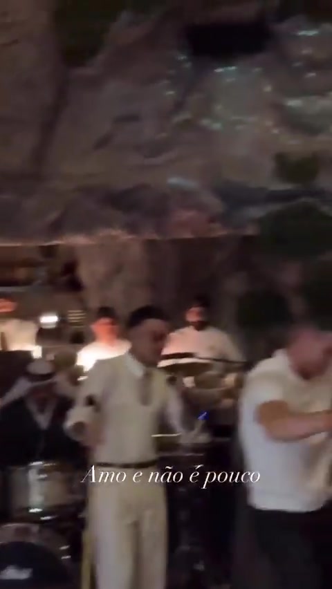 幸福洋溢?C罗40岁生日派对上与母亲共舞?