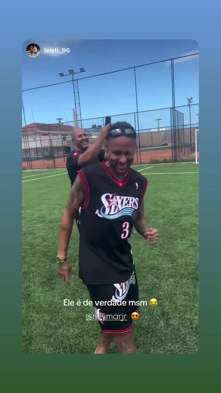 内马尔社媒转发踢野球视频，身穿76人艾弗森球衣