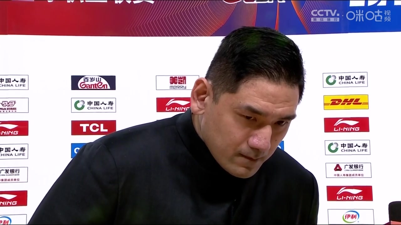 钟诚：球队这赛季一直被伤病困扰 姜伟泽这场比赛应该是崴脚了