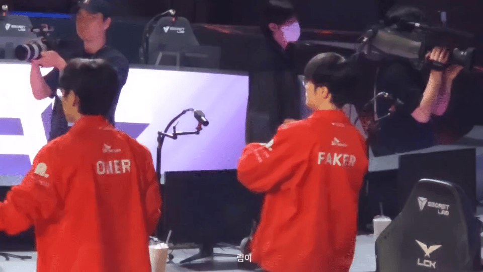 这就是冠军中野的配合！现场网友拍到Faker和Oner的“神同步”?