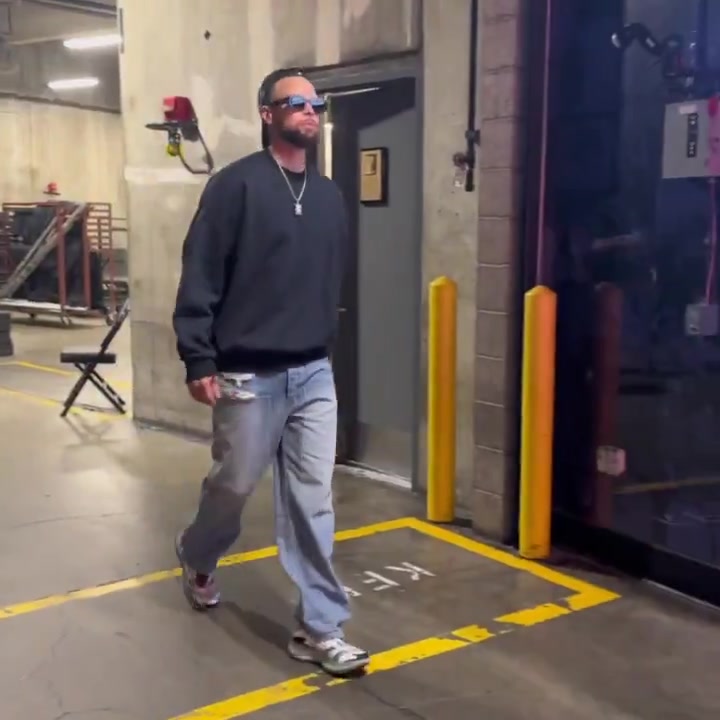 大战在即很松弛?库里赛前入场穿搭 鸭舌帽反戴&墨镜上阵