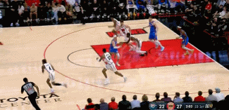 ?妈呀！杰伦-格林超远空接?背身满弓怒扣！