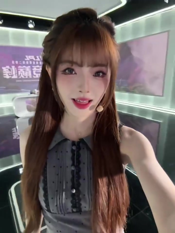 主持人泱泱分享视频：LPL主持上班下班两幅面孔？并不！